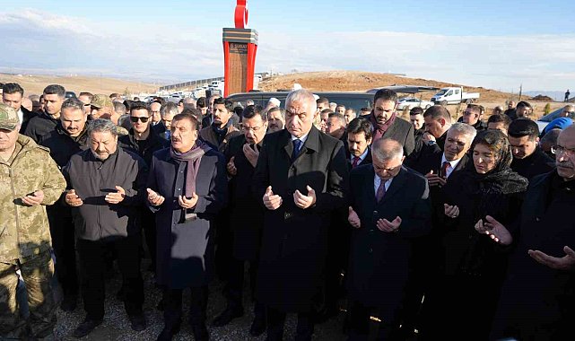 Bakan Ersoy depremde hayatını kaybedenleri mezarı başında andı