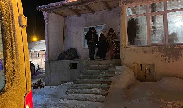 Belediye gelmeyince kendi imkanlarıyla yolu açıp hastalarını hastaneye ulaştırdılar