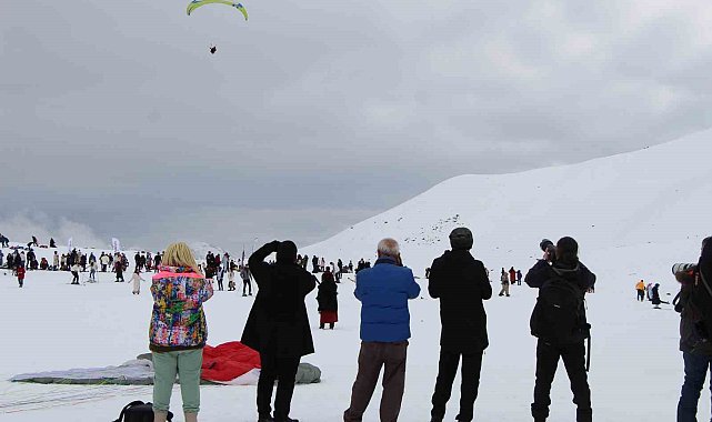 Bingöl'deki kayak merkezinde, paraşütçüler fotoğrafçılar için uçtu