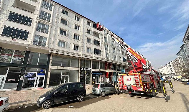 Çatıda asılı kalan kuşu itfaiye kurtardı