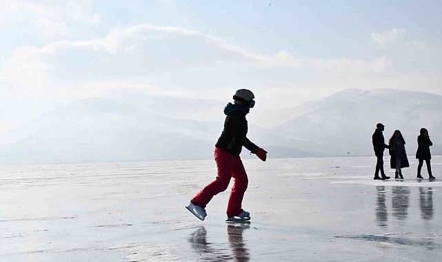 Çıldır Gölü'nde buz pateni heyecanı