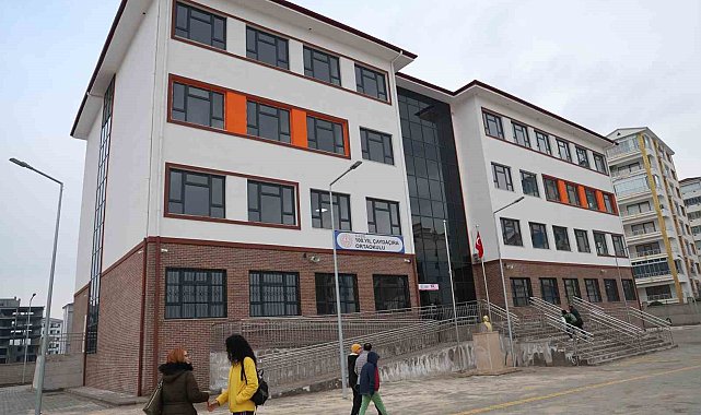 Cumhuriyetin 100. yılında yapımı tamamlanan okul, öğrencilerine kavuştu