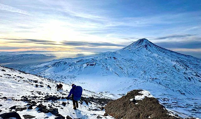 Dağcılar Küçük Ağrı Dağı'nın zirvesine ulaştı