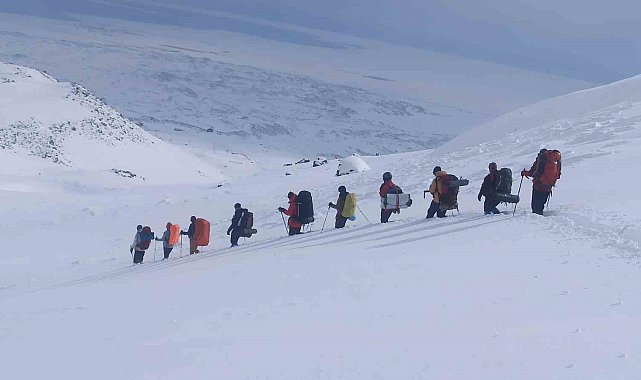 Dağcılar Süphan Dağı zirve tırmanışını tamamlayamadı