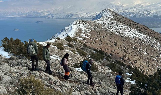 Dağcılar, Van Gölü'nün eşsiz koylarını gezdi
