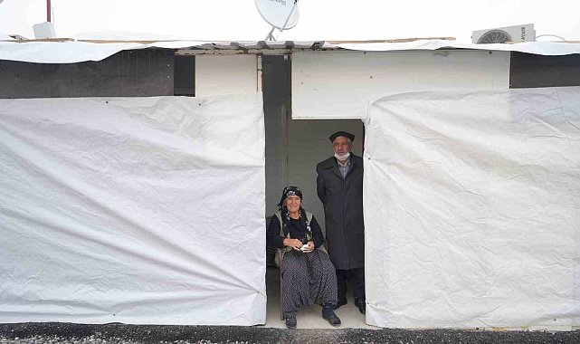 Deprem onu muhtarlık yaptığı köyünden kopardı