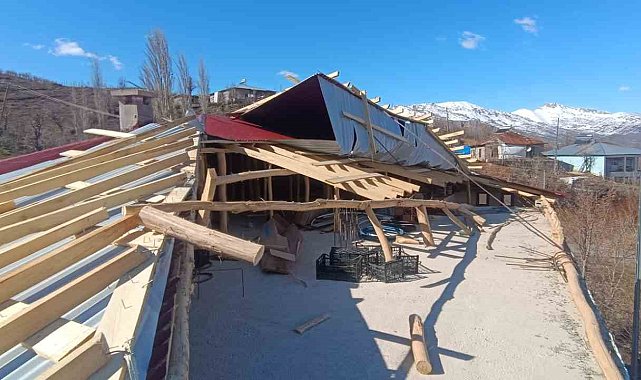 Derecik'te etkili olan fırtına ev ve ahırın çatısını uçurdu