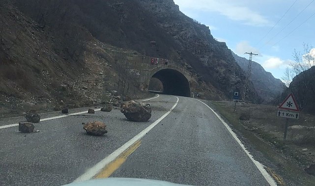 Dev taş parçaları yola düştü