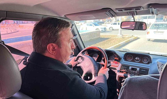 Efsane Vali Yazıcıoğlu'nun makam aracını yıllar sonra 'Hatıran Yeter' şarkısı eşliğinde Vali Aydoğdu kullandı