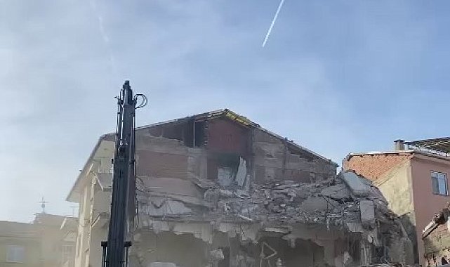 Elazığ'da ağır hasarlı binaların yıkımı sürüyor