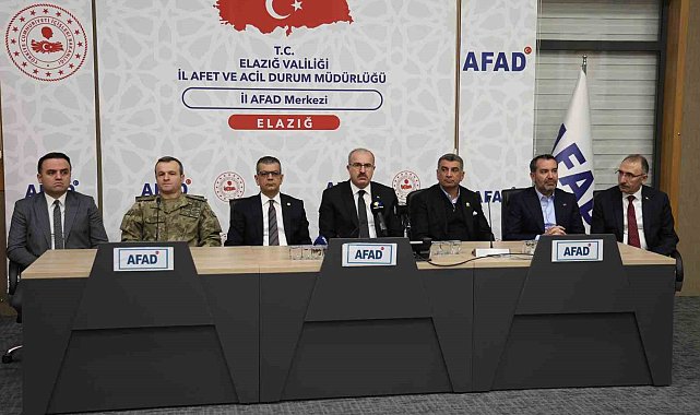 Elazığ'da depremde hayatını kaybedenler saat 04.17'de anıldı