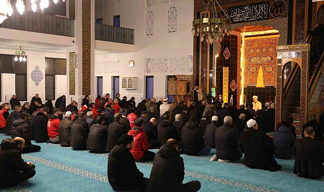 Elazığ'da eller semaya depremde hayatını kaybedenler için açıldı