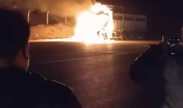 Elazığ'da kamyon alev alev yandı