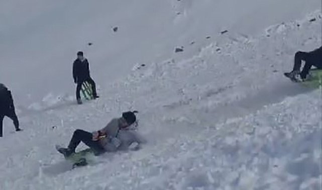 Elazığ'da kayak sezonu açıldı, vatandaşların kızakla kayma anları gülümsetti