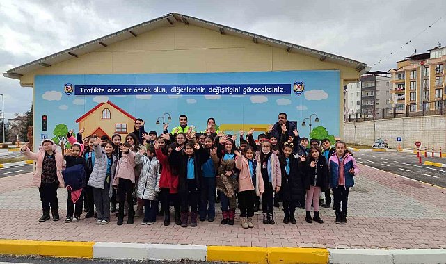 Elazığ'da öğrencilere trafik uygulamaları anlatıldı