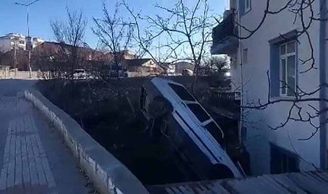 Elazığ'da otomobil apartman bahçesine uçtu
