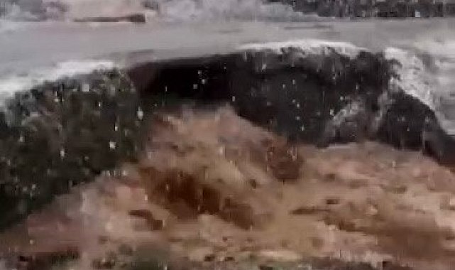 Elazığ'da yağış sonrası dereler taştı, sel nedeniyle yol çöktü