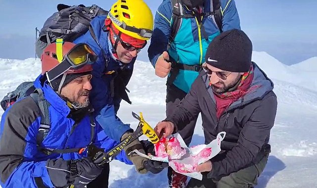 Elazığ'ın zirvesinde doğum günü kutladılar