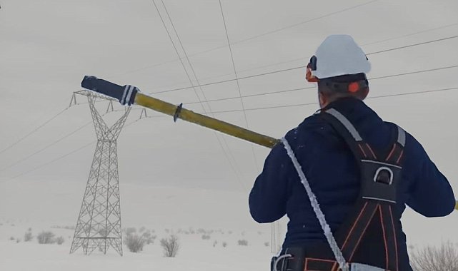 Elektrik onarım ve bakım ekiplerinin karda zorlu mesaisi