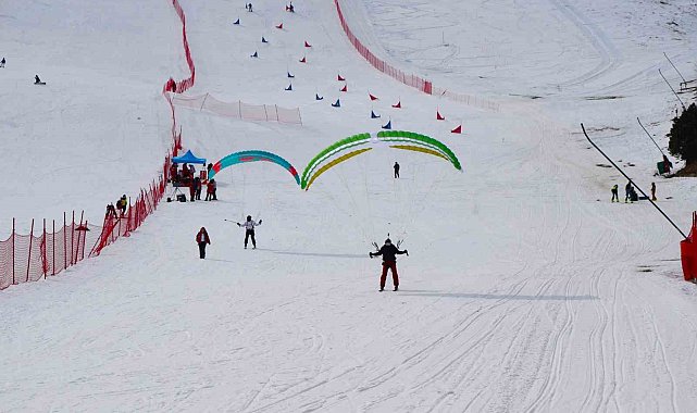 Ergan Dağı'nda yamaç paraşütlü kayak keyfi