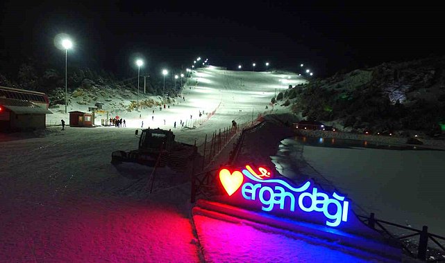 Ergan Kayak Merkezi'nde gece kayak keyfi