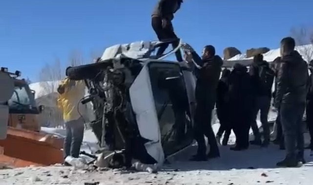 Hafif ticari araç iş makinesine çarptı: 1 yaralı