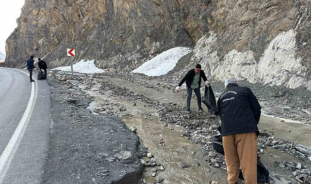 Hakkari şehir girişi çöplerden arındırıldı