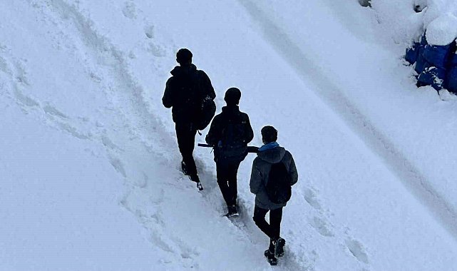 Hakkari ve Yüksekova'da taşımalı eğitime kar engeli