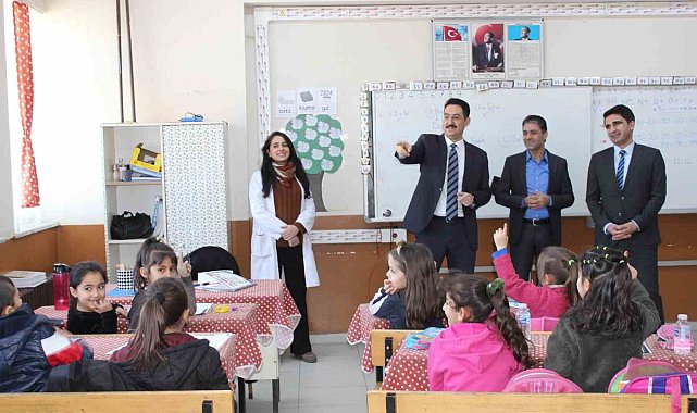 Hamur Kaymakamı Yıldırım, tiyatro, kan bağışı ve ziyaretlerle ilçede renkli günler yaşattı