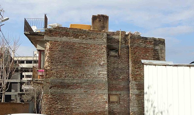 Hasarlı bina korkutuyor