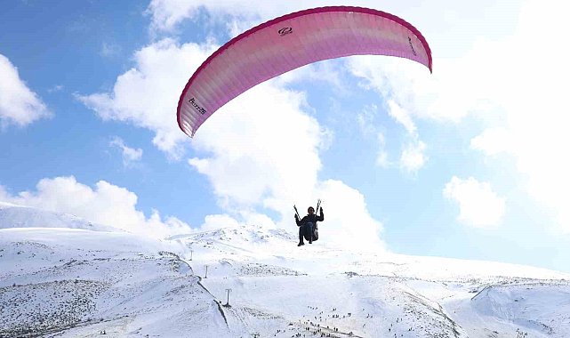 Hazarbaba Dağı'nda göl manzarası eşliğinde yamaç paraşütü keyfi