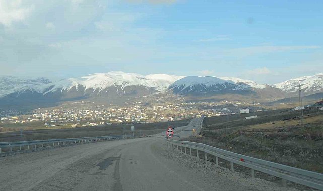Heyelan sonucu kara yoluna inen toprak yığını kaldırıldı