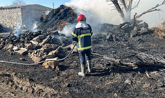 Iğdır'da çıkan yangında yaklaşık 4 bin balya ot yandı