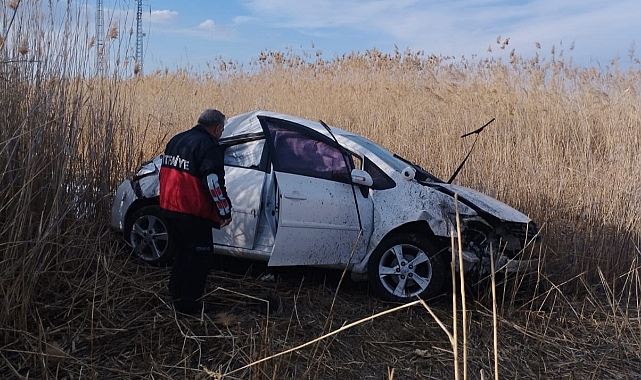 Iğdır'da kaza yapan otomobilde sıkışan sürücüyü itfaiye ekipleri kurtardı
