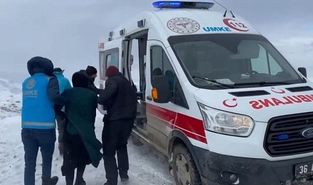 Iğdır'da yolu kardan kapanan köyde rahatsızlanan hamile kadın hastaneye ulaştırıldı
