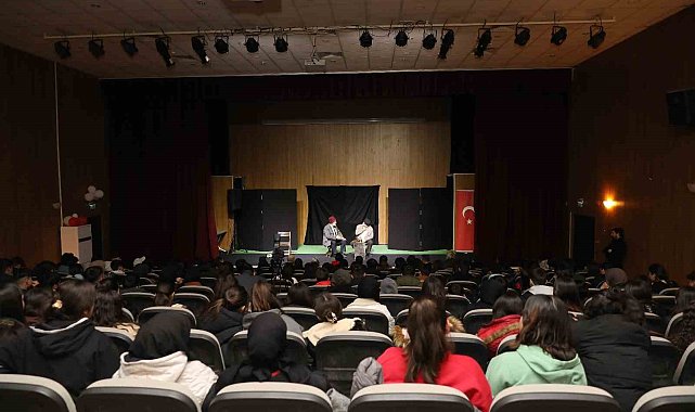 İpekyolu'nda "Nefes Mehmet Akif" tiyatro oyununa yoğun ilgi