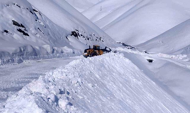 İran sırında bulunan Onbaşılar köyünün yolu kardan temizlendi