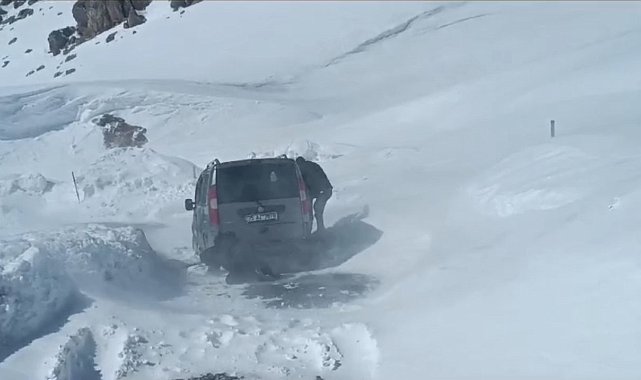 Karda mahsur kalan araç ve içindekiler kurtarıldı