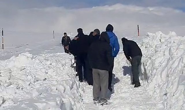 Karla kaplı yolu küreklerle açmaya çalıştılar