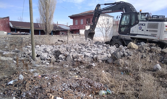 Kars Belediyesi metruk bina yıkımına devam ediyor