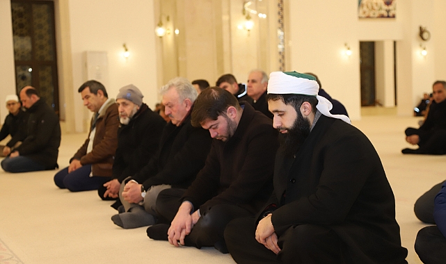 Depremlerde hayatını kaybedenler Kars'ta anıldı
