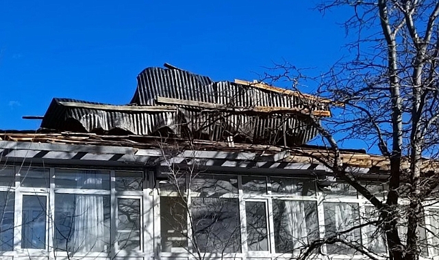 Kars'ta şiddetli rüzgar nedeniyle çatılar zarar gördü