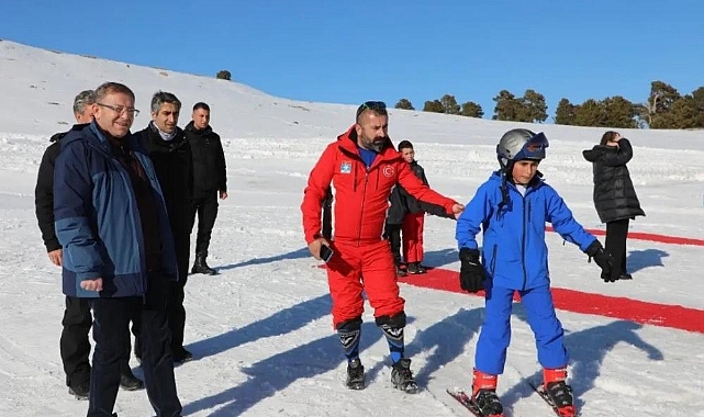 Karslı çocuklar kayak kaymayı öğrendi