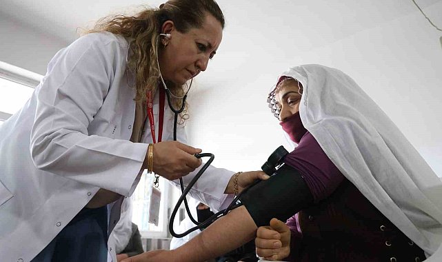 Köy köy gezerek vatandaşlara sağlık aşılıyorlar