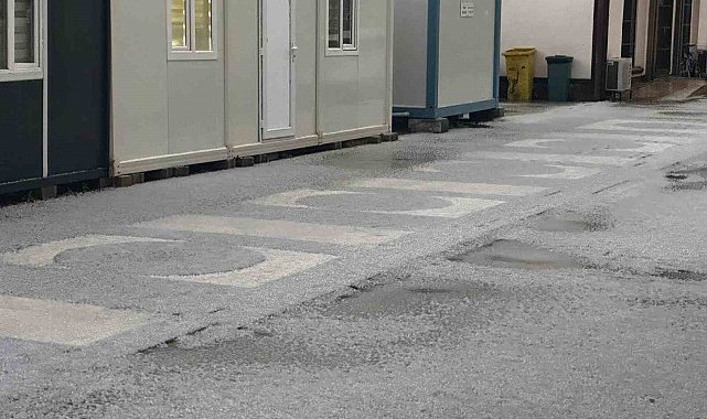 Malatya'da dolu yağışı etkili oldu, yollar beyaza büründü