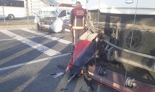 Malatya'da hafif ticari araç trambüsle çarpıştı: 1 ölü, 2 yaralı