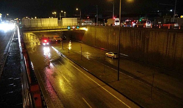 Malatya'da sağanak yolları göle çevirdi