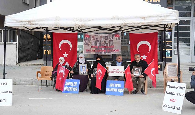 Muş'ta ailelerin evlat nöbeti devam ediyor