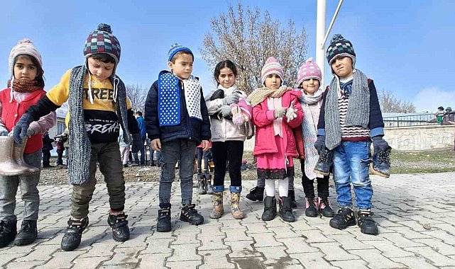 Muş'ta bir araya gelen gönüllüler köy okullarındaki öğrencileri sevindiriyor