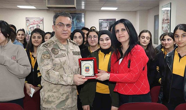 Necip Paşa öğrencilerle bir araya geldi